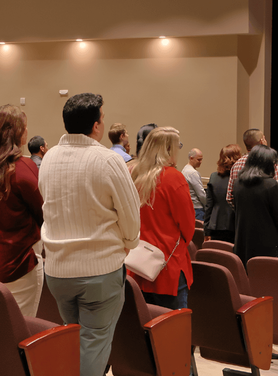 Congregación en servicio de adoración